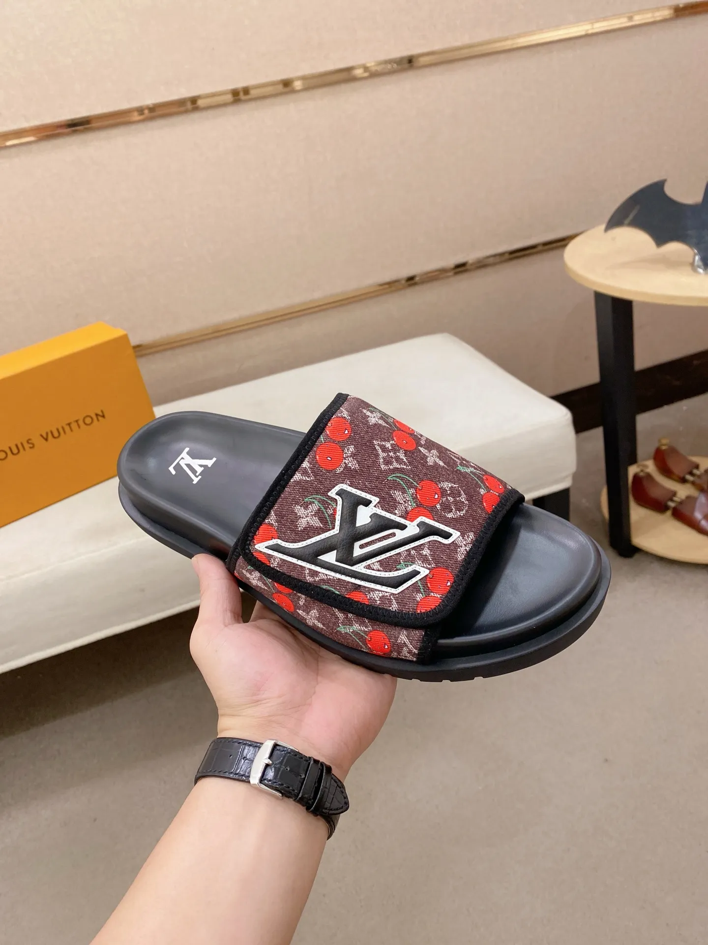 Men's shoes💰: 320💰Made by LV🔍Top purchasing agent, men's spring and summer slippers are available at the same counter. The uppers are made of cowhide imported from Italy, with logo graphics and high-quality craftsmanship. Soles: original soles specially provided by the original factory. Exclusive molded soles are super comfortable. Original goods with single order, 🔍🔍high quality, you can enter and exit the counter at will. Welcome to compare, code number 38-44. Can be customized45